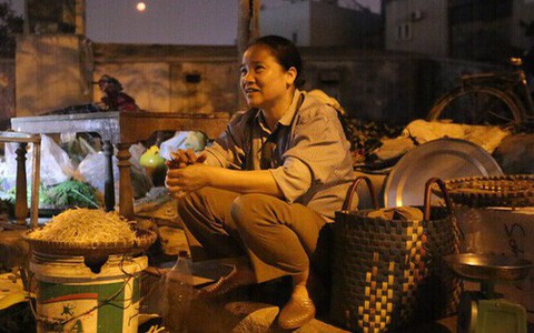 Cháy chợ Quang: Phía trong hoang tàn, người dân đổ ra đường họp chợ