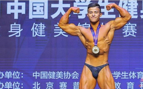Ăn 70 lòng trắng trứng mỗi ngày trước cuộc thi thể hình, chàng trai gầy gò "lột xác" với cơ thể cường tráng, giành luôn ngôi vô địch