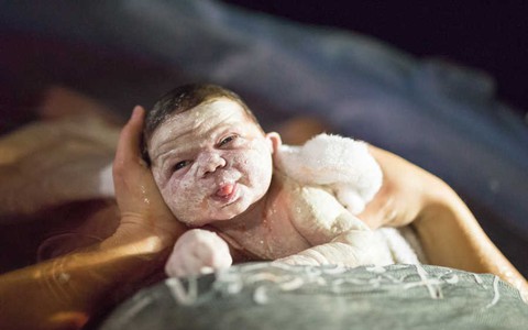 Bà mẹ vừa ngắm hoàng hôn vừa vượt cạn bình yên ngay trong khu vườn nhà mình