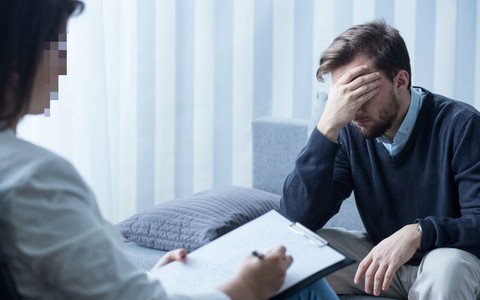 Trầm cảm sau cưới: Chồng lao đao vì vợ xinh đẹp có những biểu hiện lạ