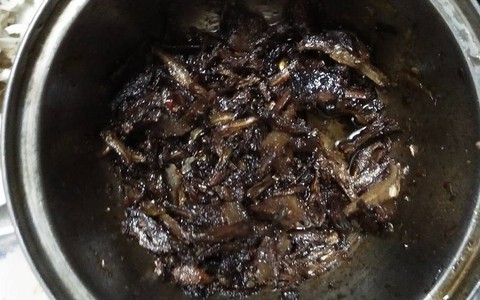 Được nấu cho món "cá vượt sa mạc", anh trai thở dài đòi gả em gái đi xa vì: Cứ ngỡ cả đại dương nằm trong đó!