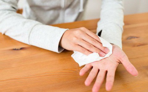 4 bí kíp này sẽ là "cứu cánh" cho hội con gái thường xuyên ra mồ hôi tay