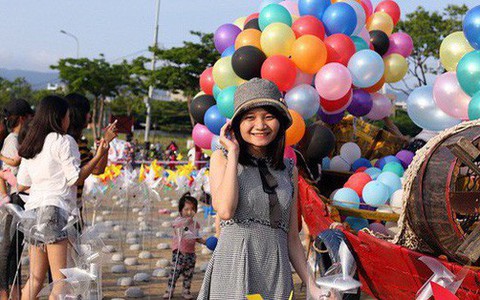 Chùm ảnh: Người Đà Nẵng thích thú với "Tiểu ngân hà chong chóng" bên bờ sông Hàn