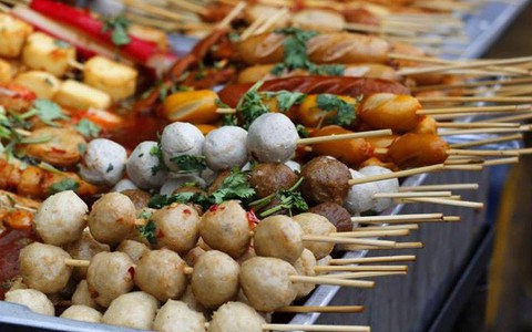 Bé trai 7 tuổi ở TP.HCM bị que cá viên chiên đâm xuyên hậu môn