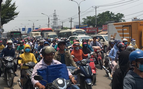 TP.HCM: Một người phụ nữ bị xe khách tông chết, người dân hiếu kỳ kéo đến xem khiến quốc lộ 13 kẹt cứng