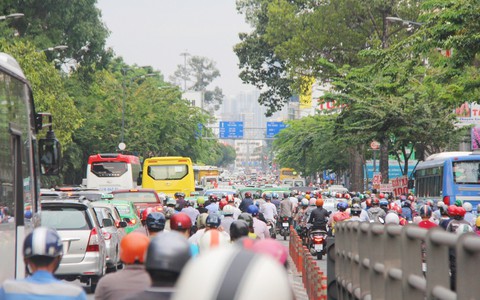 Kết thúc ngày làm việc cuối cùng trước nghỉ lễ, người Sài Gòn lỉnh kỉnh đồ đạc về quê khiến các tuyến đường ùn tắc