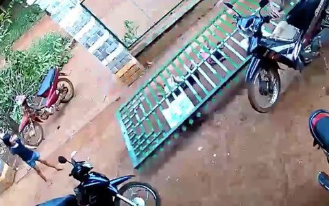 Hình ảnh '2 em bé bị cửa sắt đổ sập lên người khi đang đu bám chơi đùa' được các bậc phụ huynh chia sẻ mạnh trên MXH