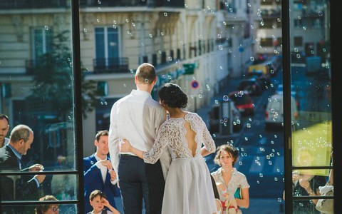 Đám cưới nhà người ta được “mê tít” vì thế này đây: Mời chưa đến 20 khách, váy cưới mua online nhưng tình thì đong đầy