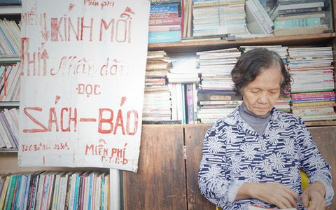 Cụ bà 73 tuổi trích lương hưu làm quầy sách báo miễn phí giữa Hà Nội: "Từ lúc mở đến nay, ngày nào cũng nhận được quà"