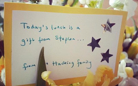 Bất ngờ và cảm động với món quà cuối cùng của nhà thiên tài vật lý Stephen Hawking