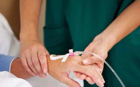 Truyền nước biển dễ bị tăng cân: Huyền thoại hay sự thật?