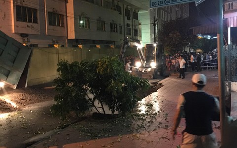 Xuất hiện "hố tử thần" nuốt chửng 1 người, 2 xe máy và hàng chục mét sân, đường tại Quảng Ninh
