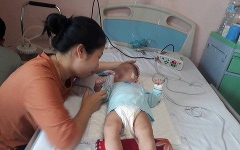 Nhờ y sỹ gần nhà tiêm thuốc chữa viêm phổi, bé 9 tháng nhập viện khẩn vì teo não