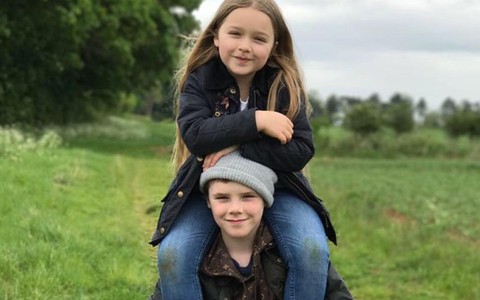 Vì bố Daivid không cho cắt tóc nên công chúa Harper Beckham đã sở hữu mái tóc dài óng ả vô cùng xinh đẹp