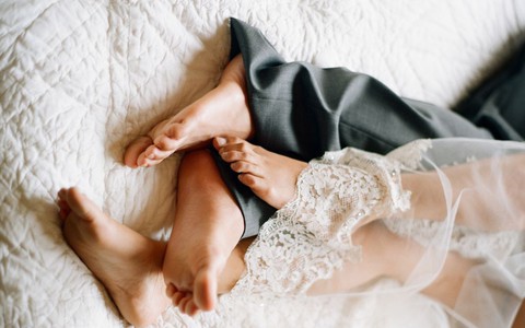 Đêm tân hôn, vợ chỉ đồng ý trao trinh tiết nếu tôi chấp nhận yêu cầu vô lý của cô ấy