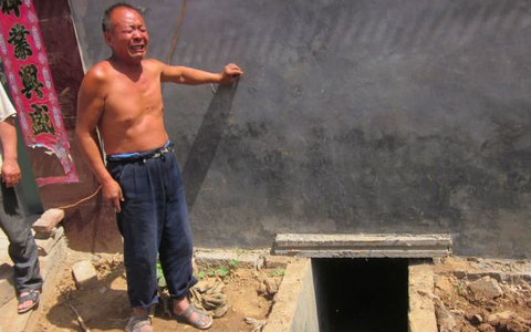 Làm rơi điện thoại vào hố xí, người phụ nữ không ngờ sự bất cẩn này lại làm chết 2 mạng người oan uổng