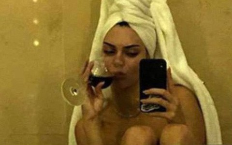 Vừa đến Cannes, Kendall Jenner đã tung ngay ảnh khỏa thân trong nhà tắm