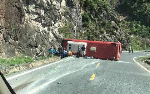 Lật xe khách trên đèo Đà Lạt - Nha Trang, 2 người chết, 15 người bị thương