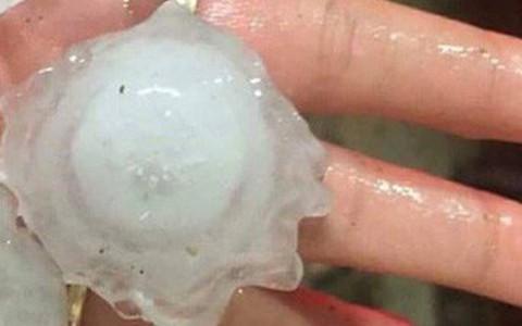 Mưa đá ào ào trút xuống Xuân Lộc, nhiều nhà dân hư hại