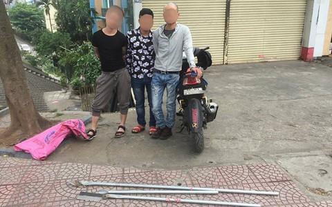 Hà Nội: 3 thanh niên đi dán tờ rơi, cầm theo thanh giáo dài có gắn dao để đe dọa ai ngăn cản