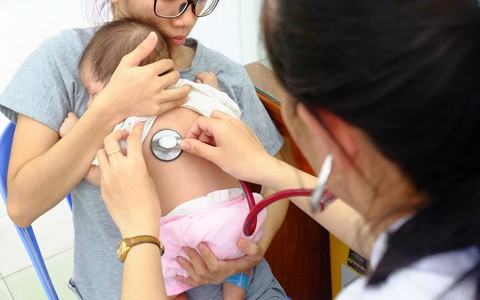Bác sĩ Nhi đồng cảnh báo: Trẻ bị ho gà tăng mạnh, cha mẹ có thể mất con nếu lơ là không tiêm vắc-xin