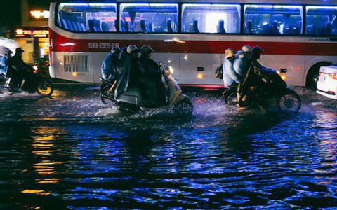 Khu vực sân bay Tân Sơn Nhất ngập nặng sau mưa lớn, hành khách "vượt sông" ra phi trường