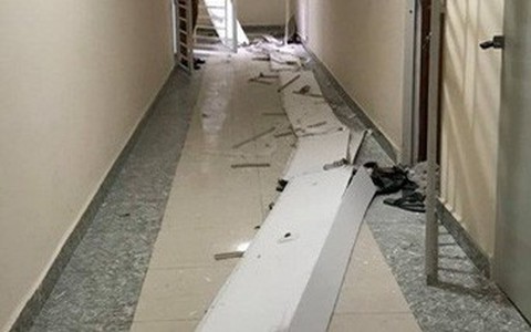 Trần chung cư ở Sài Gòn bất ngờ đổ sập, cư dân phát hoảng đóng cửa không dám ra ngoài