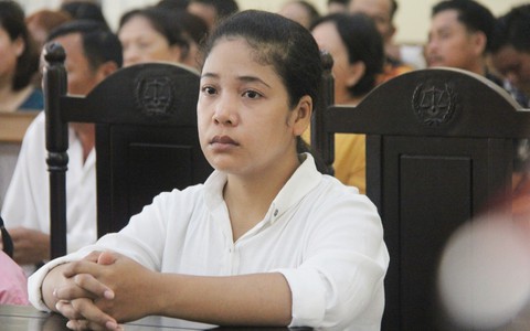 Mẹ bé gái 13 tuổi bị gã hàng xóm xâm hại đến mức tự tử: "Phần nào đó, con tôi đã có thể nhắm mắt dưới suối vàng"