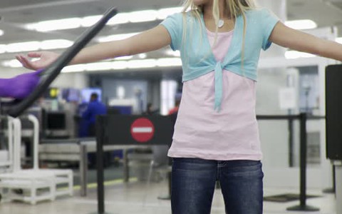 Còi báo động vang lên khi những bé gái bước qua máy quét an ninh sân bay, cảnh sát phát hiện âm mưu tàn nhẫn