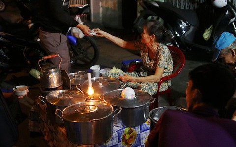 Giữa Sài Gòn hoa lệ, có một quán chè bán đêm hơn 40 năm nay vẫn thắp sáng bằng đèn dầu