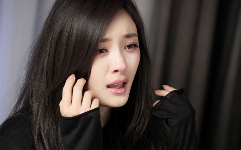 Không ngờ một mặt chị chồng "tố cáo" xúi giục chồng tôi ghen tuông, một mặt chị lại tỏ tình ý với bạn thân của tôi