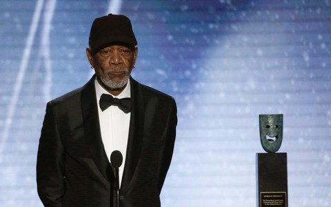 Sau lời xin lỗi, Morgan Freeman khẳng định chỉ "pha trò vô duyên" chứ không quấy rối và cưỡng ép quan hệ