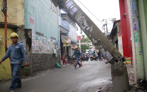 TP.HCM: Trụ điện, cây xanh đổ liên hoàn trên đường phố trong cơn mưa lớn, đè trúng ô tô đang đậu