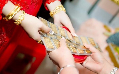 Than thở vì bố mẹ chồng giàu có mà trao của hồi môn “chỉ 1 cây vàng”, cô gái trẻ bị ném đá tơi bời