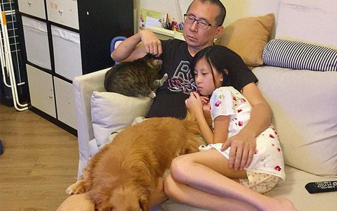 Mỗi năm chụp một bức ảnh bố và con gái giống hệt nhau, 10 năm sau bộ ảnh khiến nhiều người cảm động