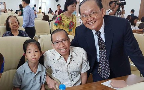 Người anh của cặp song sinh Việt - Đức dẫn vợ con gặp lại "người bố" tái sinh mình trong ca mổ chấn động thế giới 30 năm trước