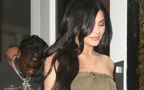 Sau nghi vấn "đổ vỏ", Kylie Jenner vẫn tươi tỉnh trên phố nhưng bạn trai cô thì cúi gằm mặt