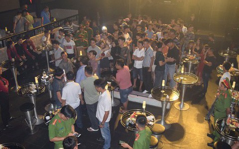 Đột kích quán bar, phát hiện nhiều ma túy và nhân viên ăn mặc phản cảm