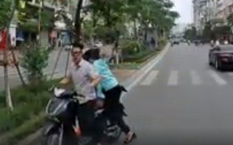 Sáng mùng 1, nhắc nhở cặp đôi đi ngược chiều, tài xế được nhận ngay "món quà" không ngờ