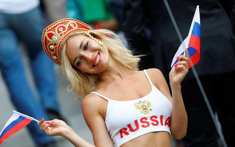 Cô vợ trong mơ mùa World Cup: Mang mèo dọn sang nhà chị ở, dặn chồng cách "sống sót" vô cùng chi tiết!