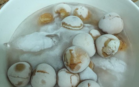 Chồng dặn vợ ở nhà bóc vải để tủ lạnh ăn cho mát, đi làm về thấy cảnh không biết khóc hay cười