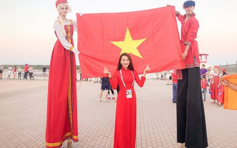 Ngọc Nữ - cô gái có gương mặt đẹp nhất HH Hoàn vũ Việt Nam 2017 - gây bất ngờ khi sang tận Nga cổ vũ World Cup