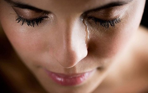 Nguyên nhân gây nên tình trạng tự chảy nước mắt không thể tự kiềm chế