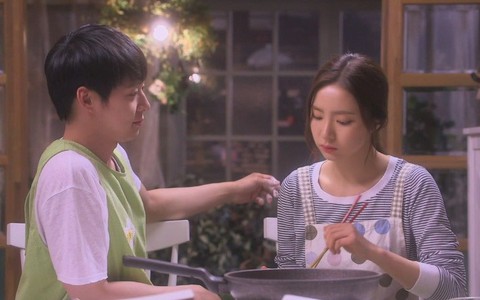 Ngày nào cũng sang chơi và đem cho một món đồ ăn, không ai ngờ cô hàng xóm lại có dụng ý đen tối đó