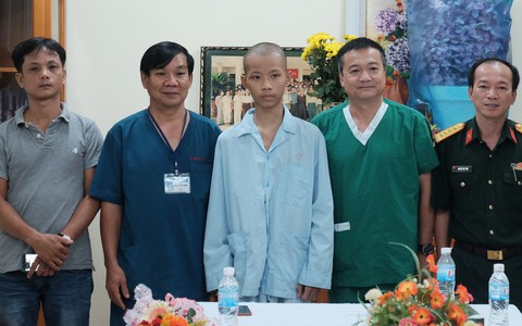 28 ngày hôn mê và hành trình đưa bé trai bị xe buýt cán từ cõi chết trở về của bác sĩ Sài Gòn