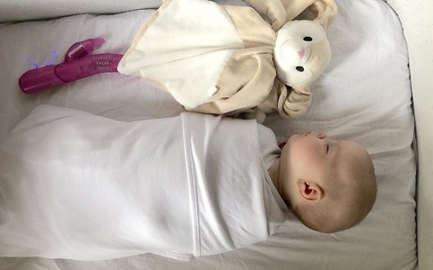 Mẹ vắng nhà, ông bố đã nghĩ ra cách ru con ngủ kì lạ chưa từng có