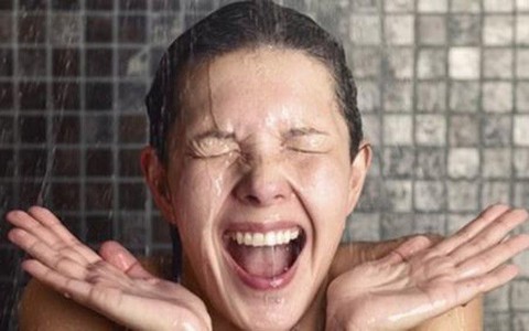 Tắm nước lạnh thì giúp giảm cân nhưng bạn vẫn nên tắm nước "nóng" 5 lần/tuần và đây là lý do
