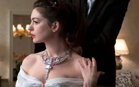 Sự thật khó ngờ về chiếc vòng cổ đắt giá được "đo ni đóng giày" cho riêng Anne Hathaway