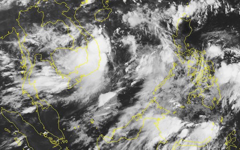 Áp thấp mạnh lên thành bão đang chạy dọc biển miền Trung