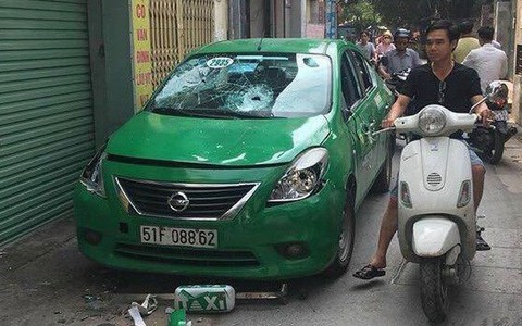 Đã xác định được danh tính đối tượng đập nát kính xe taxi Mai Linh ở Hà Nội: Đối tượng là người tâm thần